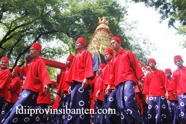 Wisata Festival Adat Penuh Warna